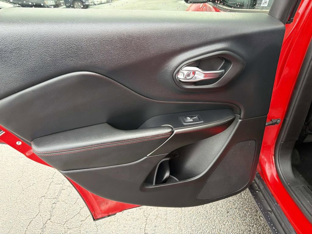 Used 2019 Jeep Cherokee Trailhawk w/ Cold Weather Group image 14