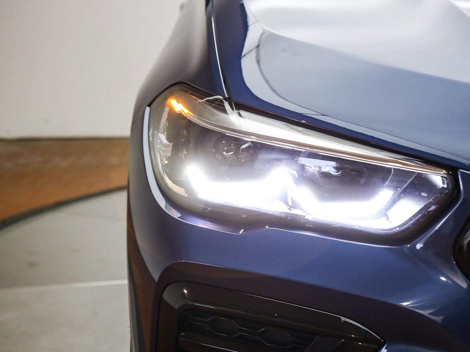 Used 2022 BMW X6 xDrive40i w/ M Sport Package image 5