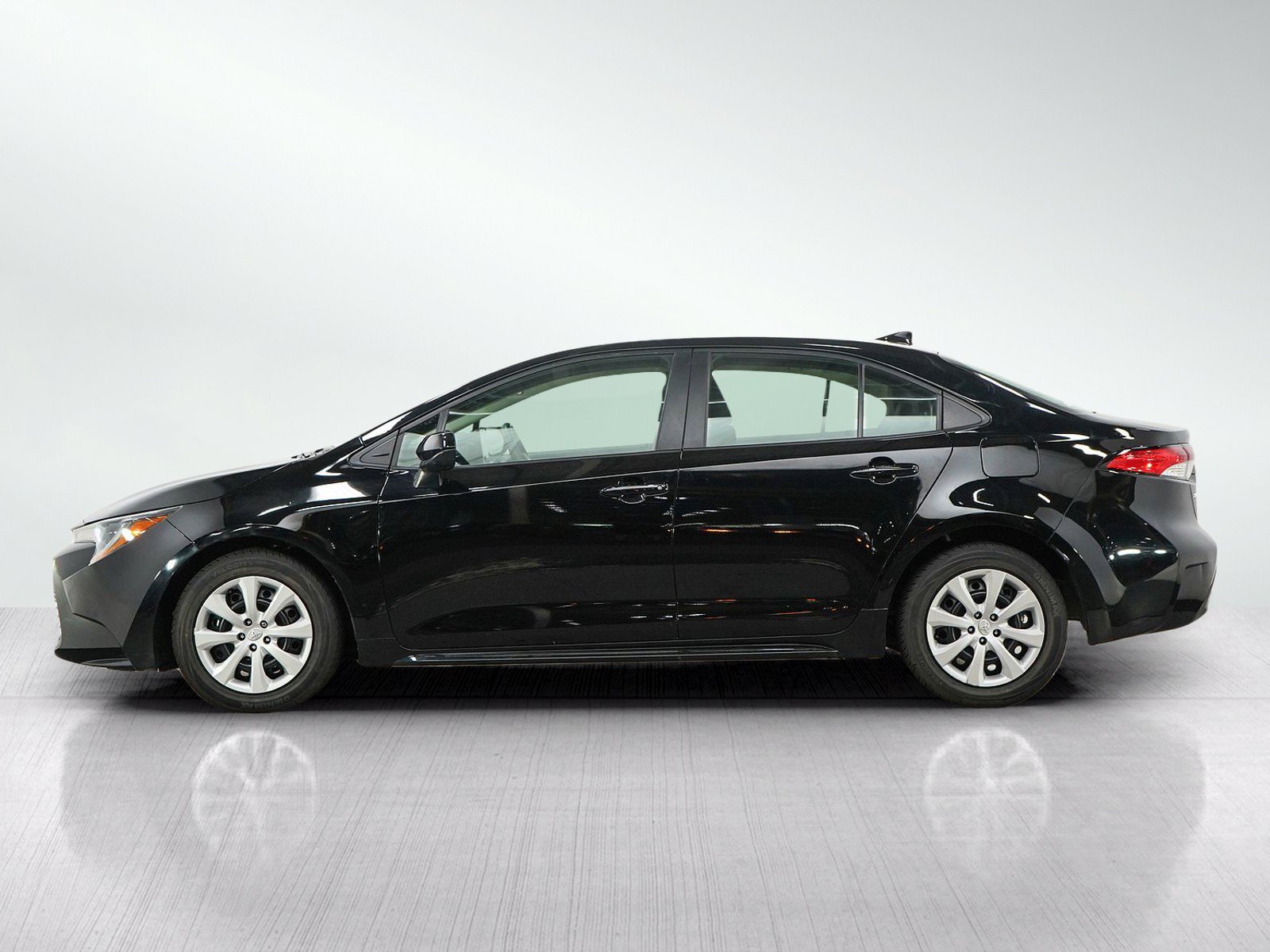 Used 2024 Toyota Corolla LE FWD image 2