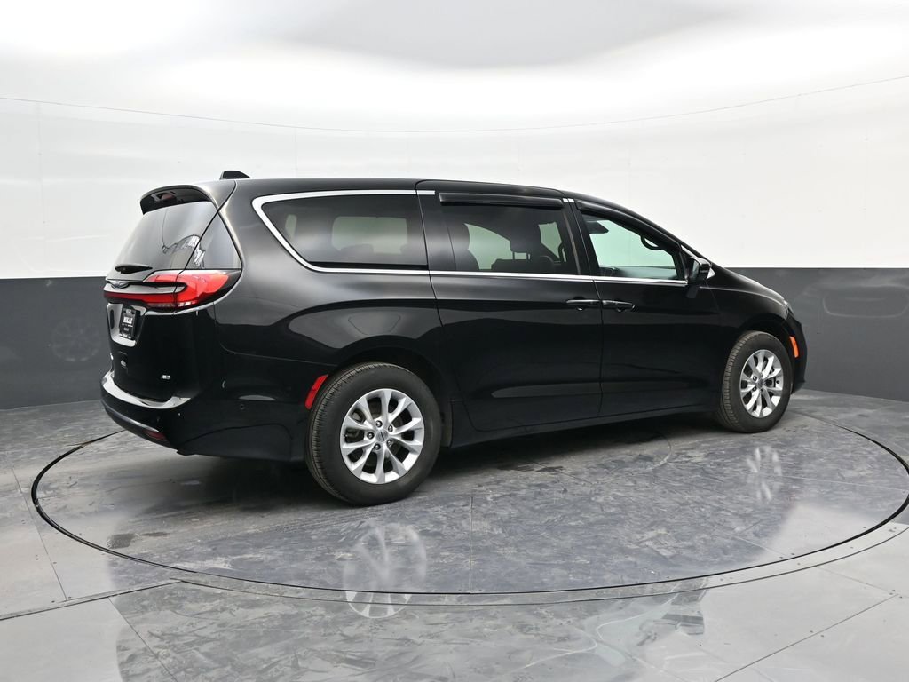 Used 2025 Chrysler Pacifica Select image 8