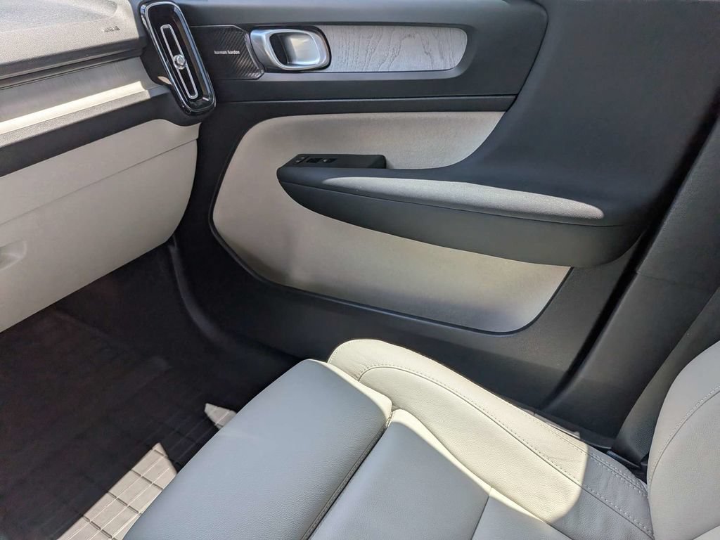 Certified 2023 Volvo XC40 B5 Ultimate w/ Climate Package AWD/4WD image 19