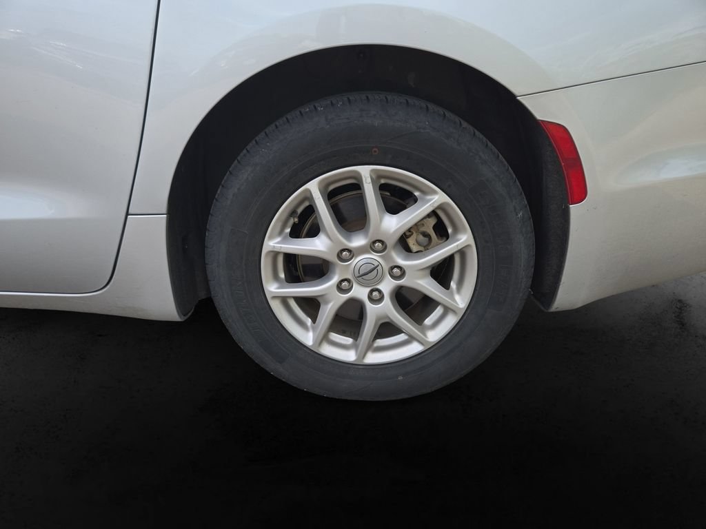 Used 2023 Chrysler Pacifica Touring-L FWD image 12