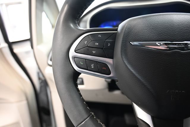 Used 2024 Chrysler Pacifica Touring-L FWD image 22