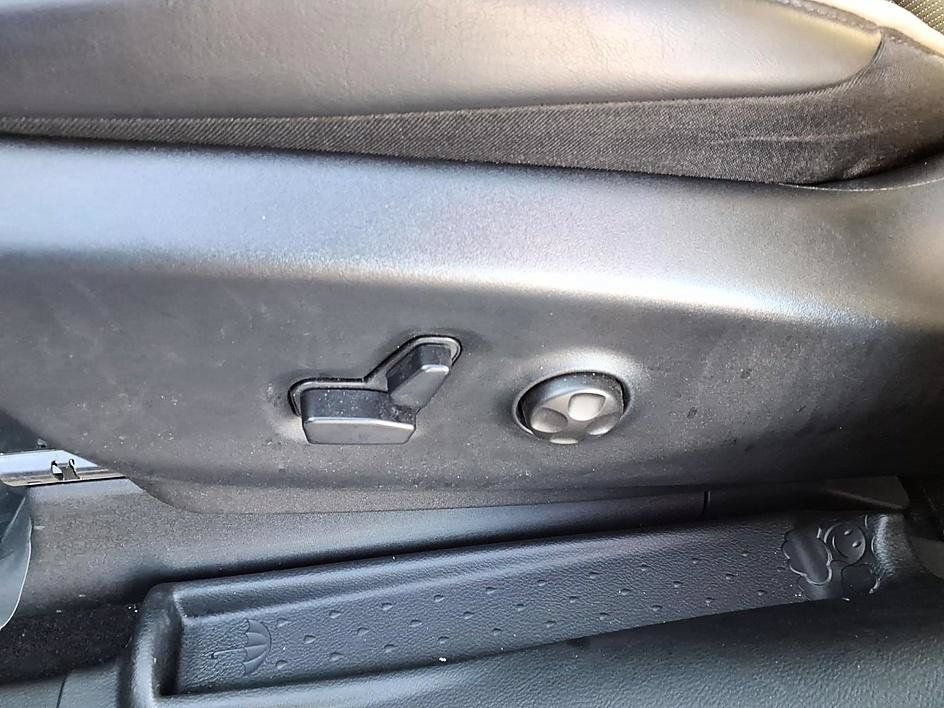 Used 2026 Chrysler Pacifica Limited FWD image 18