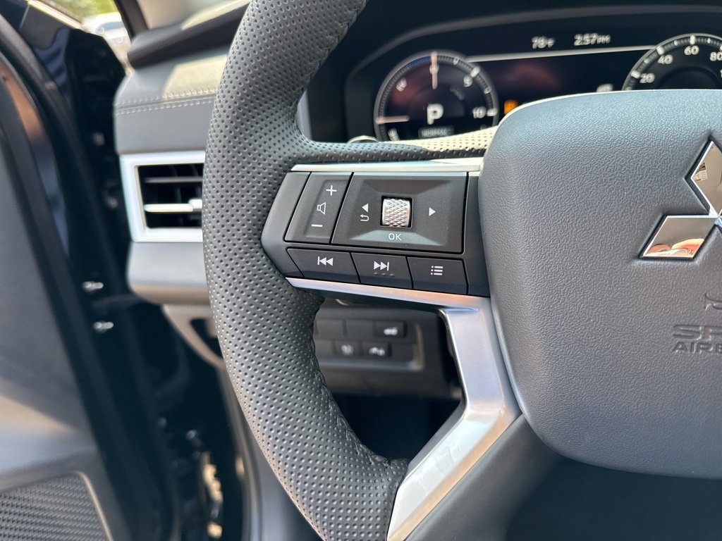 New 2025 Mitsubishi Outlander SE image 35