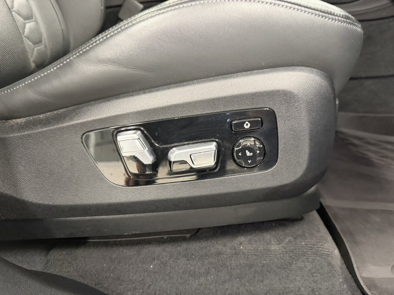 Used 2020 BMW X5 M Competition w/ Executive Package image 59