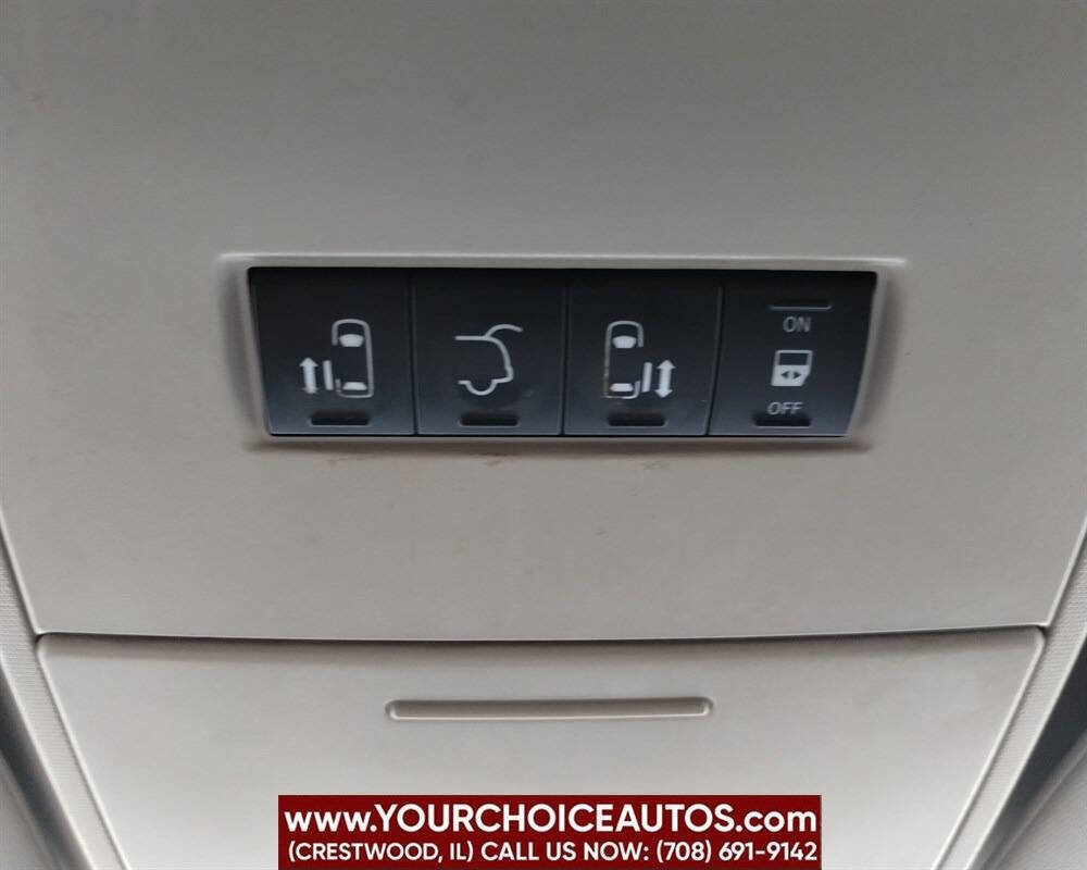 Used 2015 Chrysler Town & Country Touring image 32