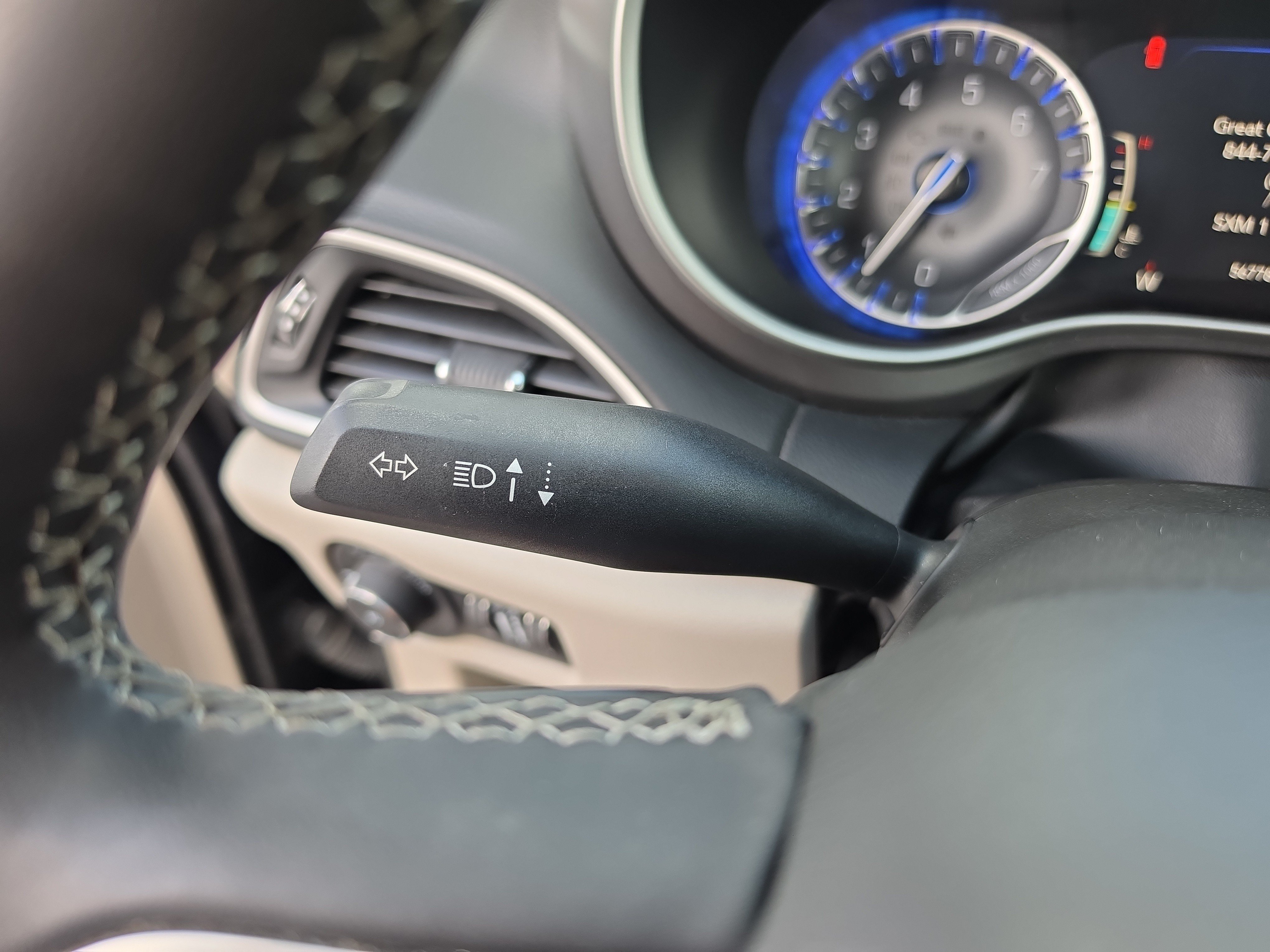 Used 2023 Chrysler Pacifica Touring-L FWD image 23