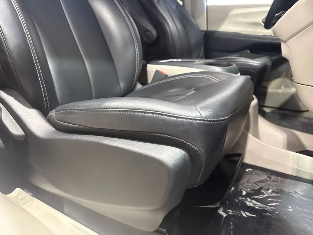 Used 2023 Chrysler Pacifica Touring-L FWD image 95