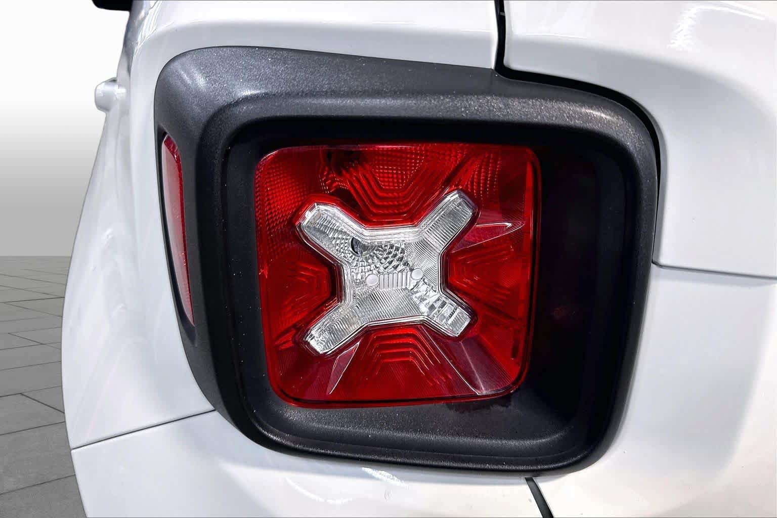 Used 2015 Jeep Renegade Latitude w/ Cold Weather Group II AWD/4WD image 28
