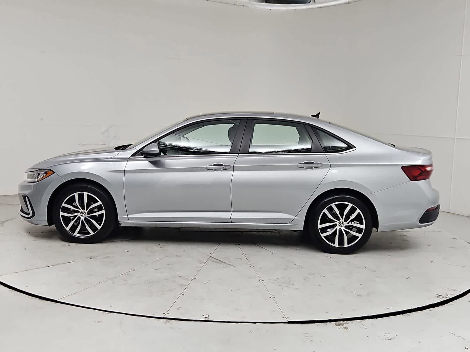 Certified 2025 Volkswagen Jetta SE FWD image 3