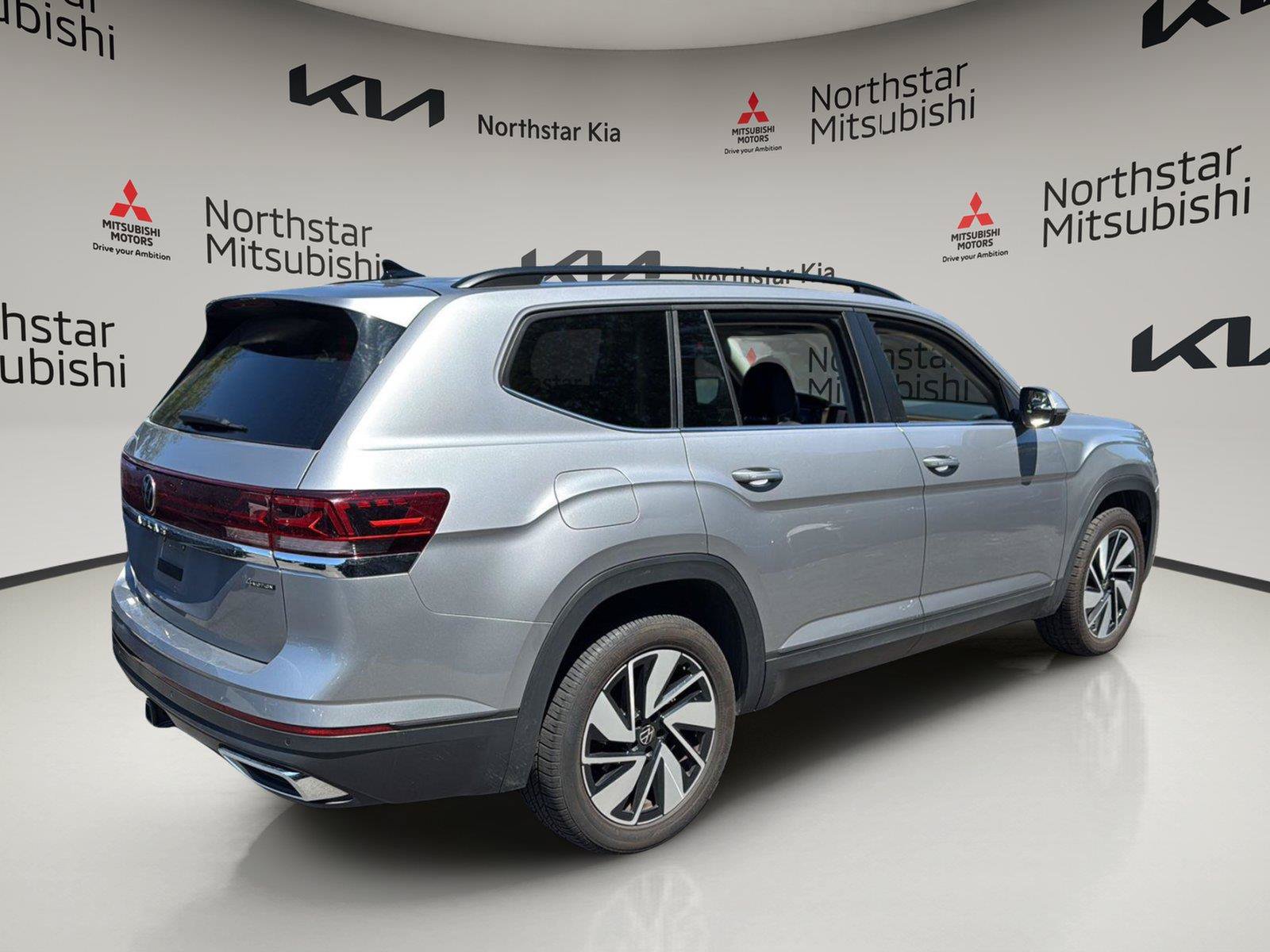 Used 2025 Volkswagen Atlas SE AWD/4WD image 6