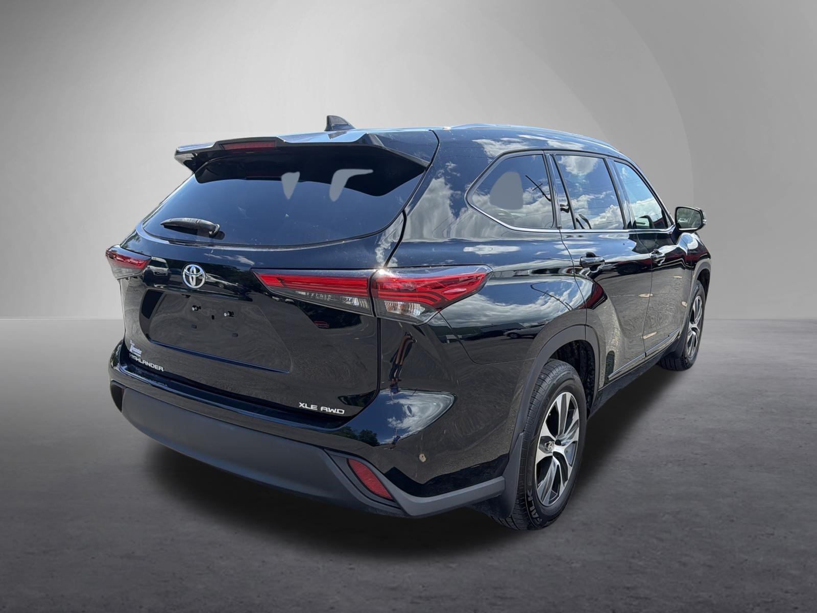 Used 2021 Toyota Highlander XLE AWD/4WD video 3