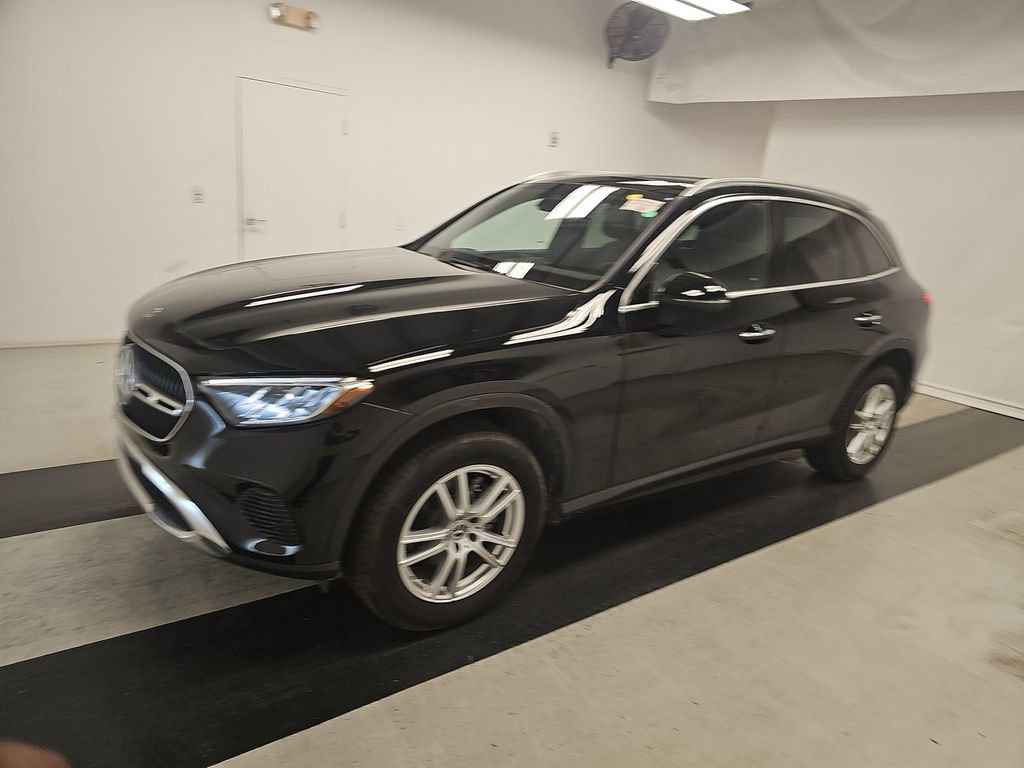 Used 2025 Mercedes-Benz GLC 300 image 2