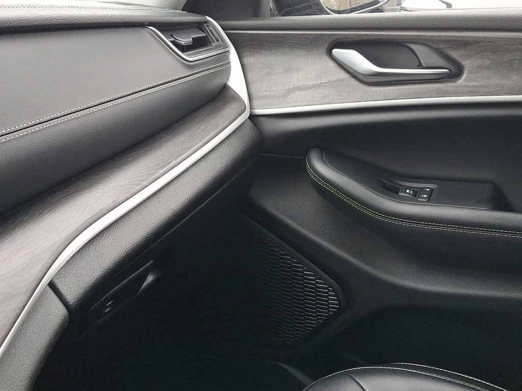 Used 2023 Jeep Grand Cherokee L Limited image 31