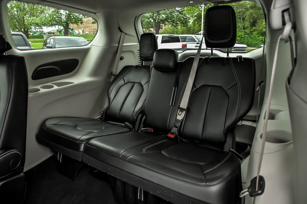 Used 2023 Chrysler Pacifica Touring-L FWD image 18