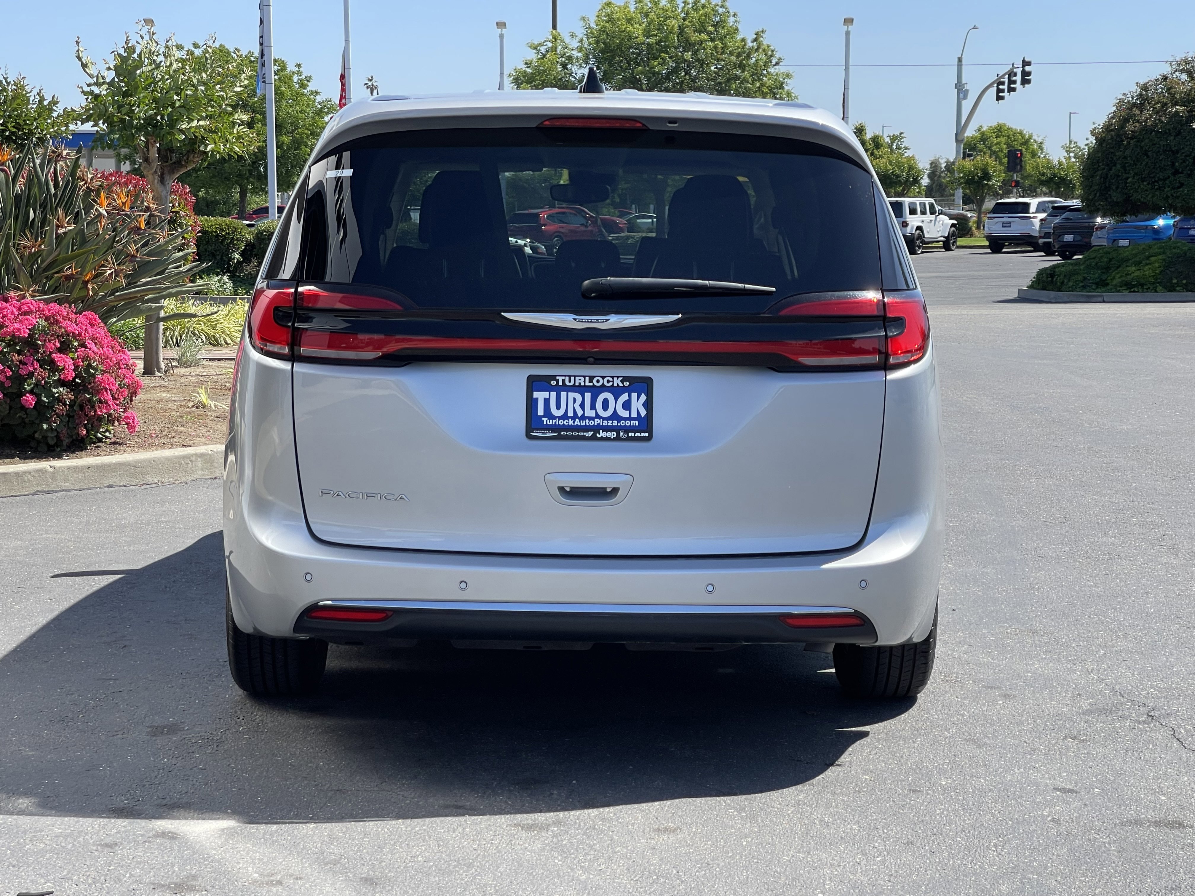 Used 2023 Chrysler Pacifica Touring-L FWD image 10