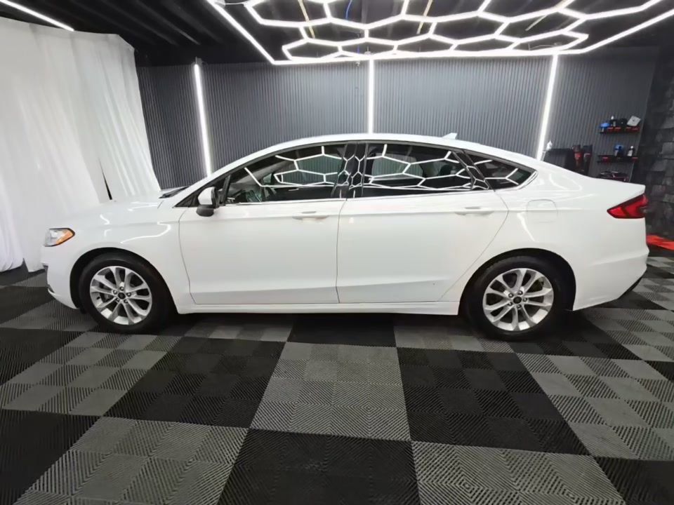 Used 2019 Ford Fusion SE FWD image 1