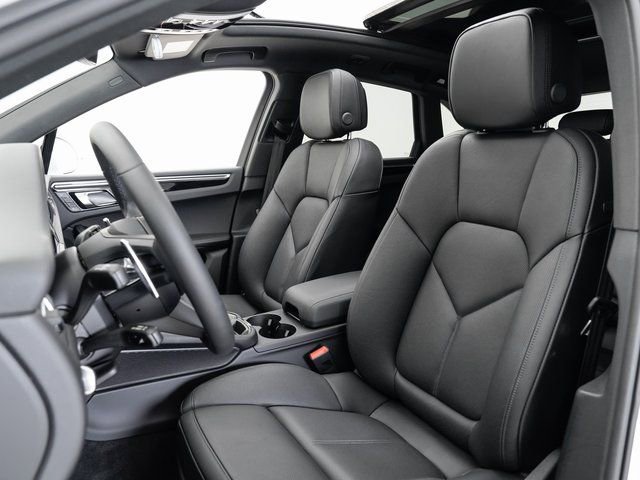 Certified 2025 Porsche Macan AWD/4WD image 5