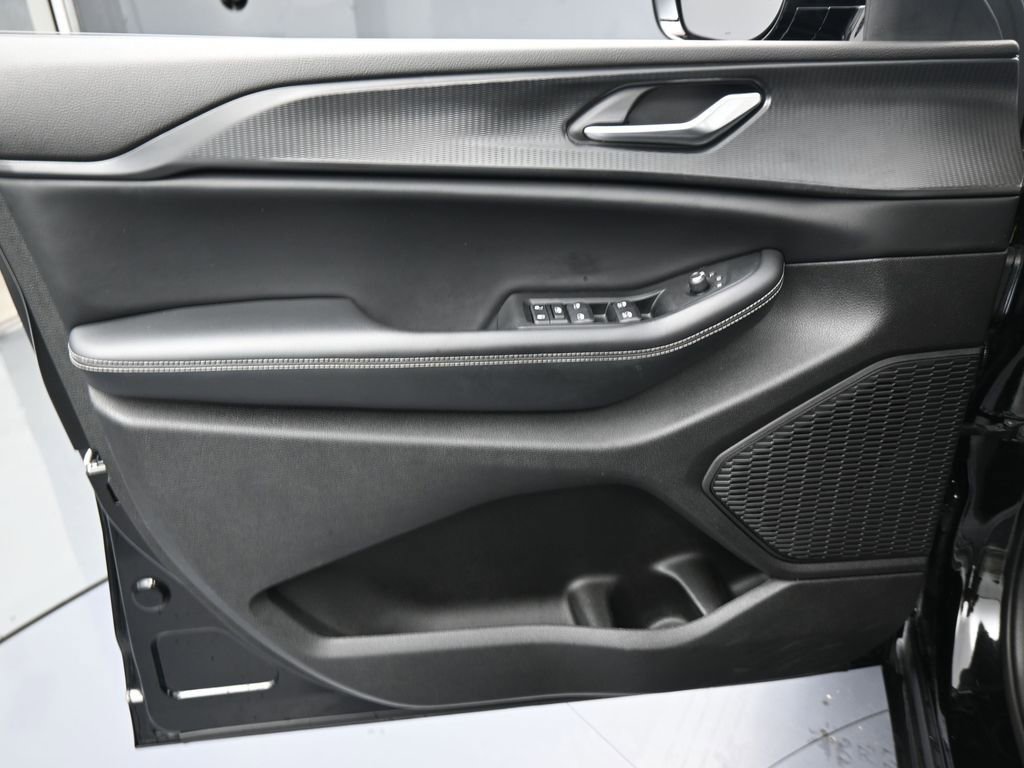 Used 2023 Jeep Grand Cherokee L Laredo image 13