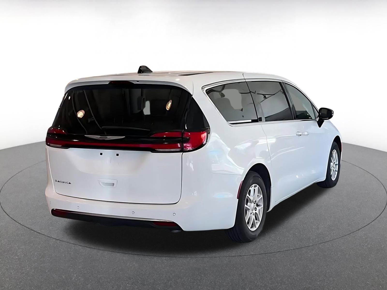 Used 2025 Chrysler Pacifica Select image 14