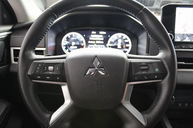 Used 2024 Mitsubishi Outlander SE Black Edition image 17