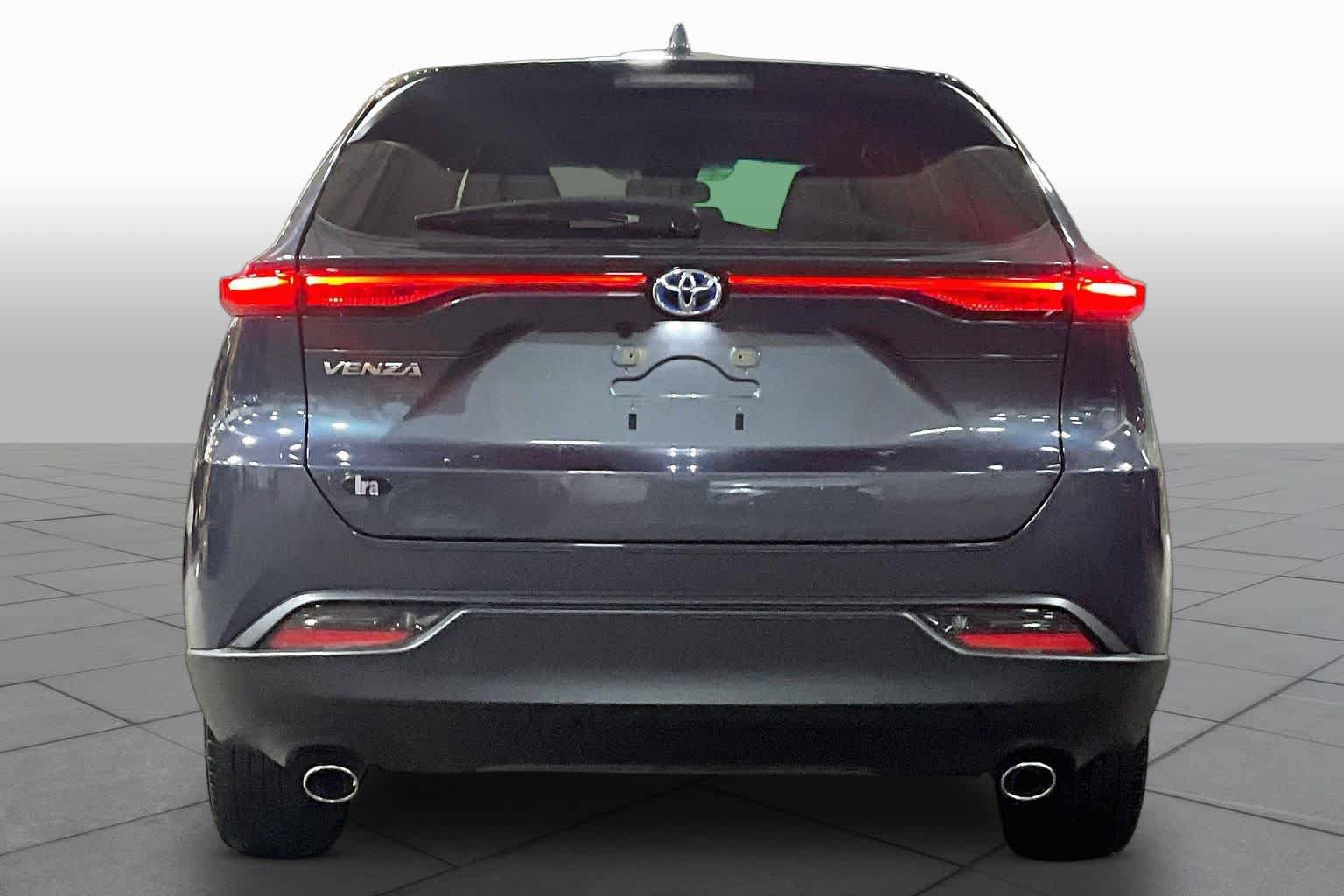 Used 2023 Toyota Venza LE AWD/4WD image 5