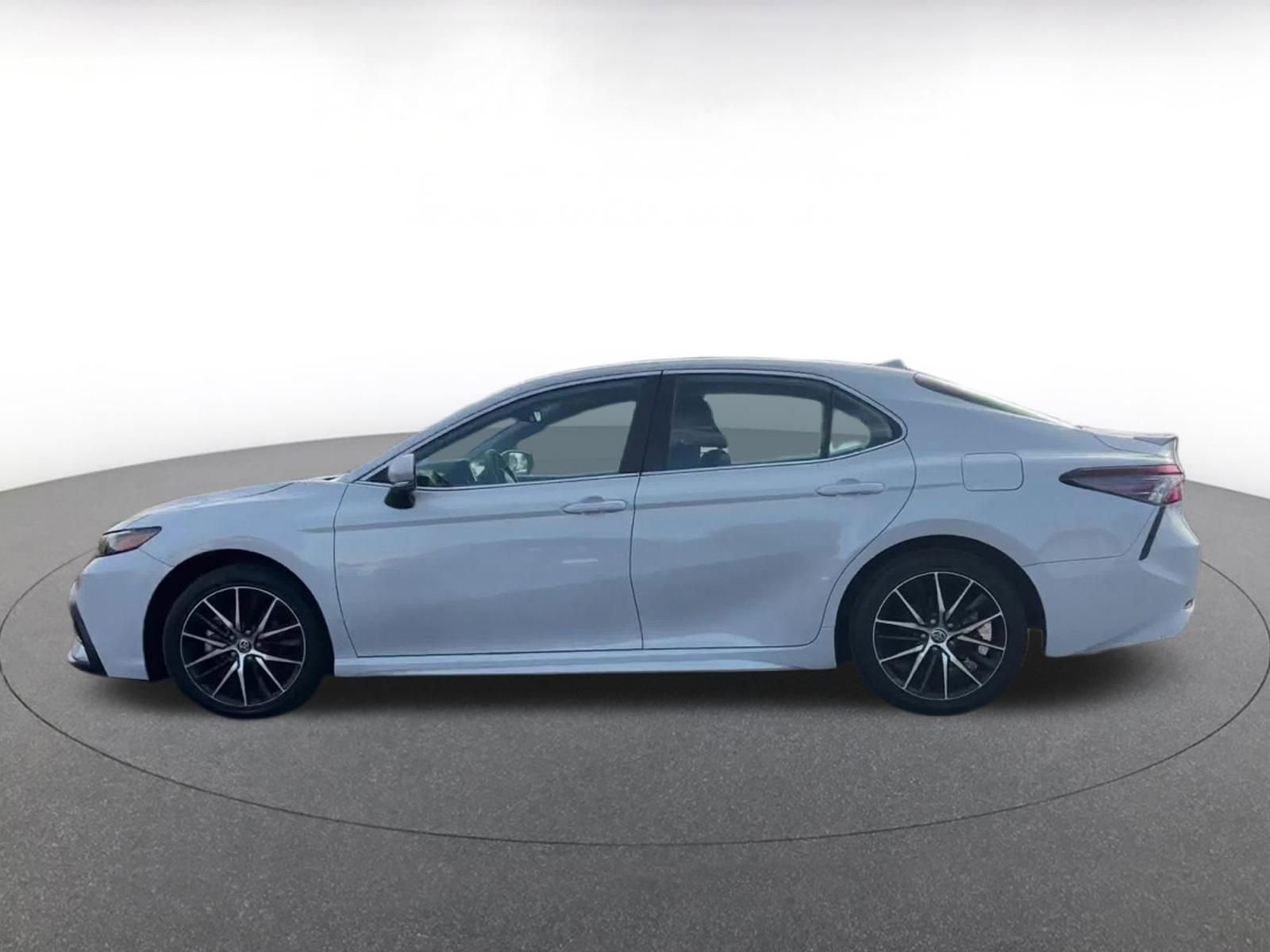 Used 2024 Toyota Camry SE image 9