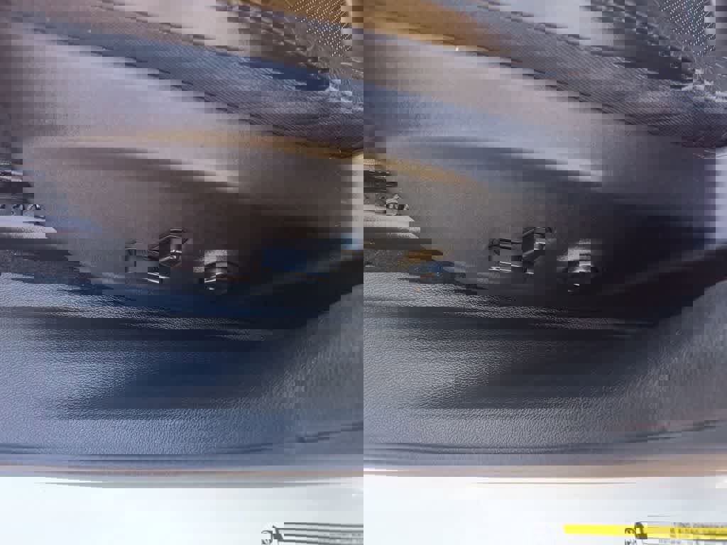 Used 2019 Jeep Cherokee Limited image 12