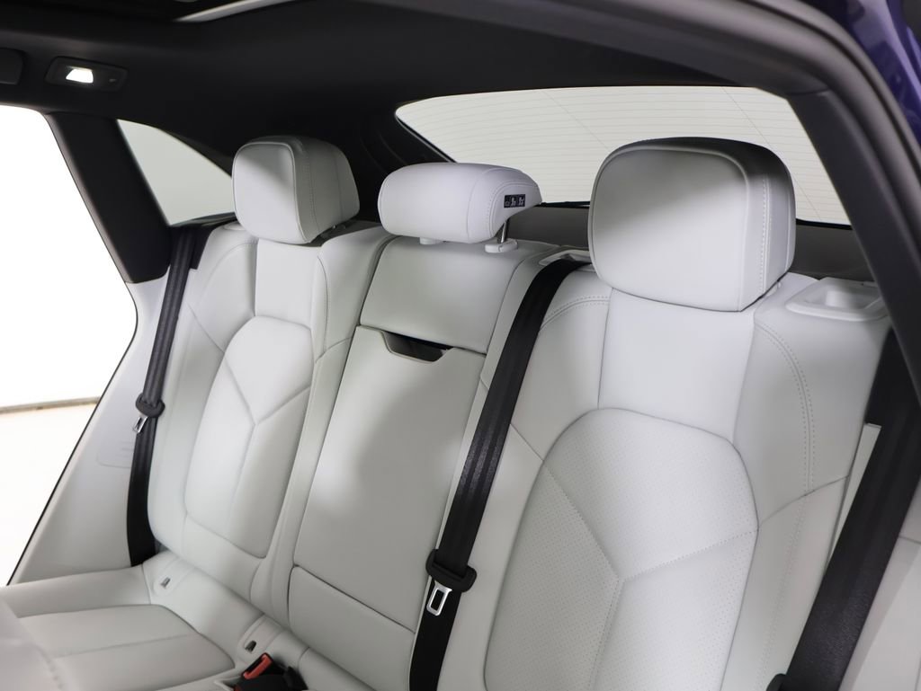 Certified 2024 Porsche Macan image 11