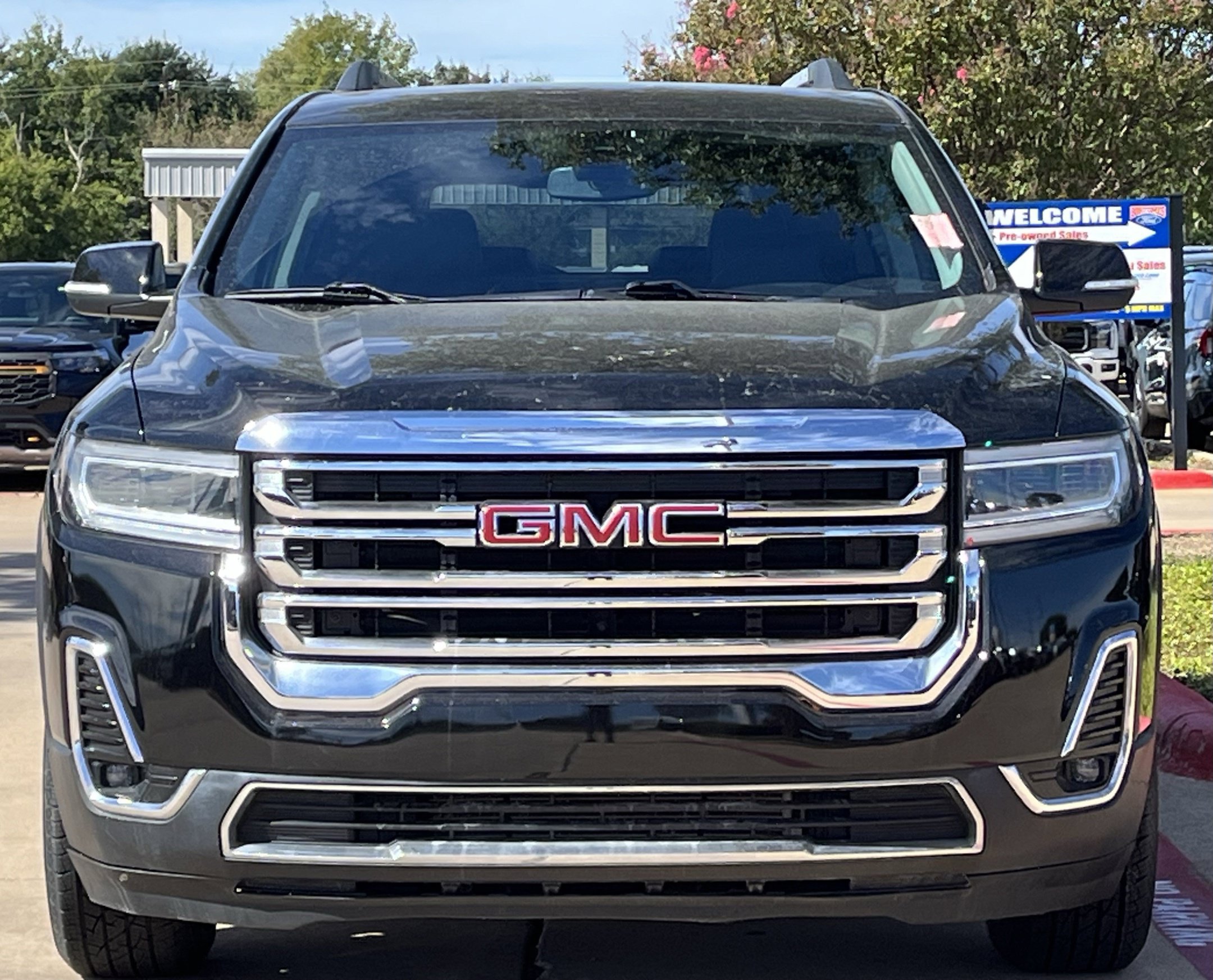 Used 2023 GMC Acadia SLT FWD image 9