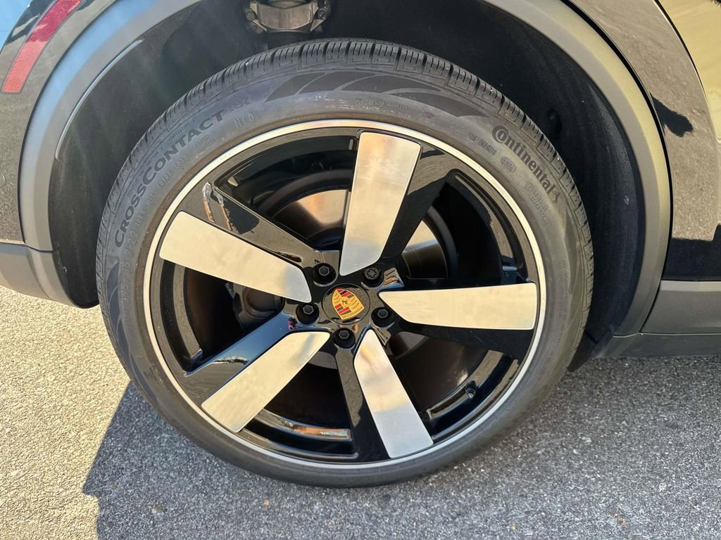 Certified 2025 Porsche Macan Electric image 8