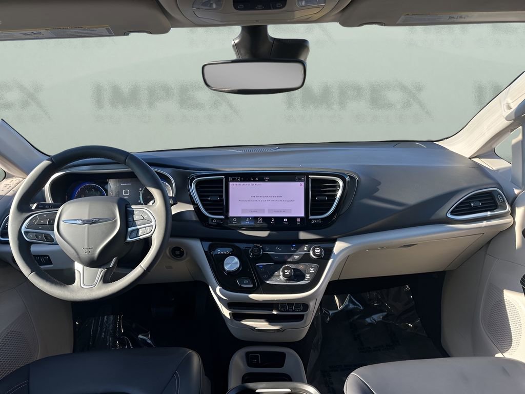 Used 2024 Chrysler Pacifica Touring-L image 14