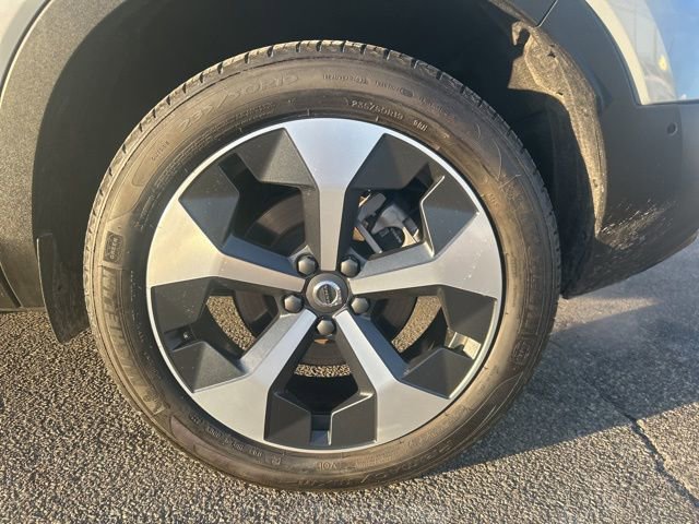 Used 2025 Volvo XC40 B5 Plus image 10