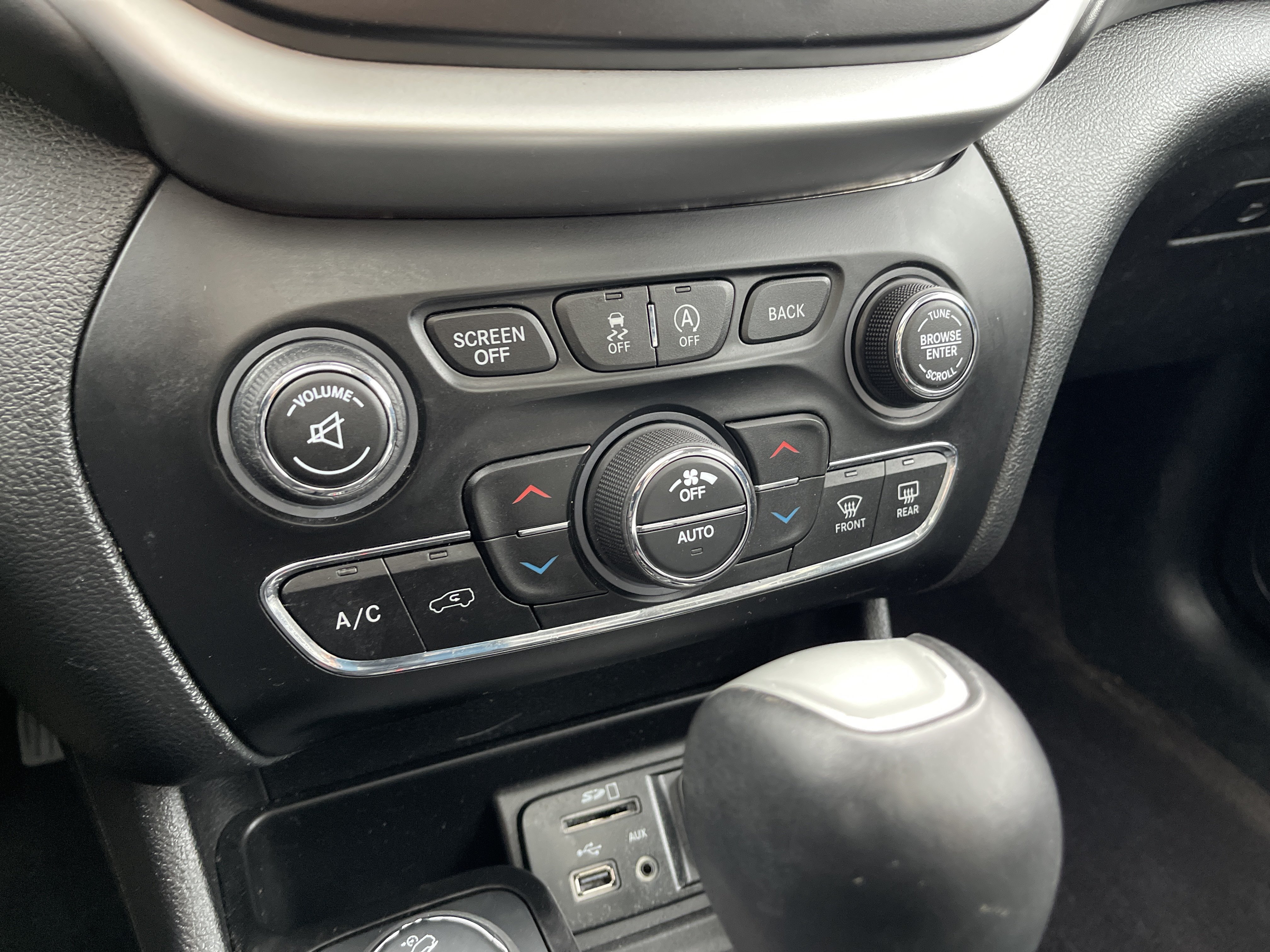 Used 2018 Jeep Cherokee Overland w/ Technology Group AWD/4WD image 22