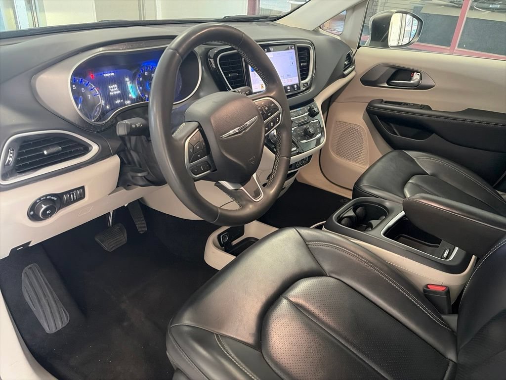 Used 2023 Chrysler Pacifica Touring-L FWD image 6