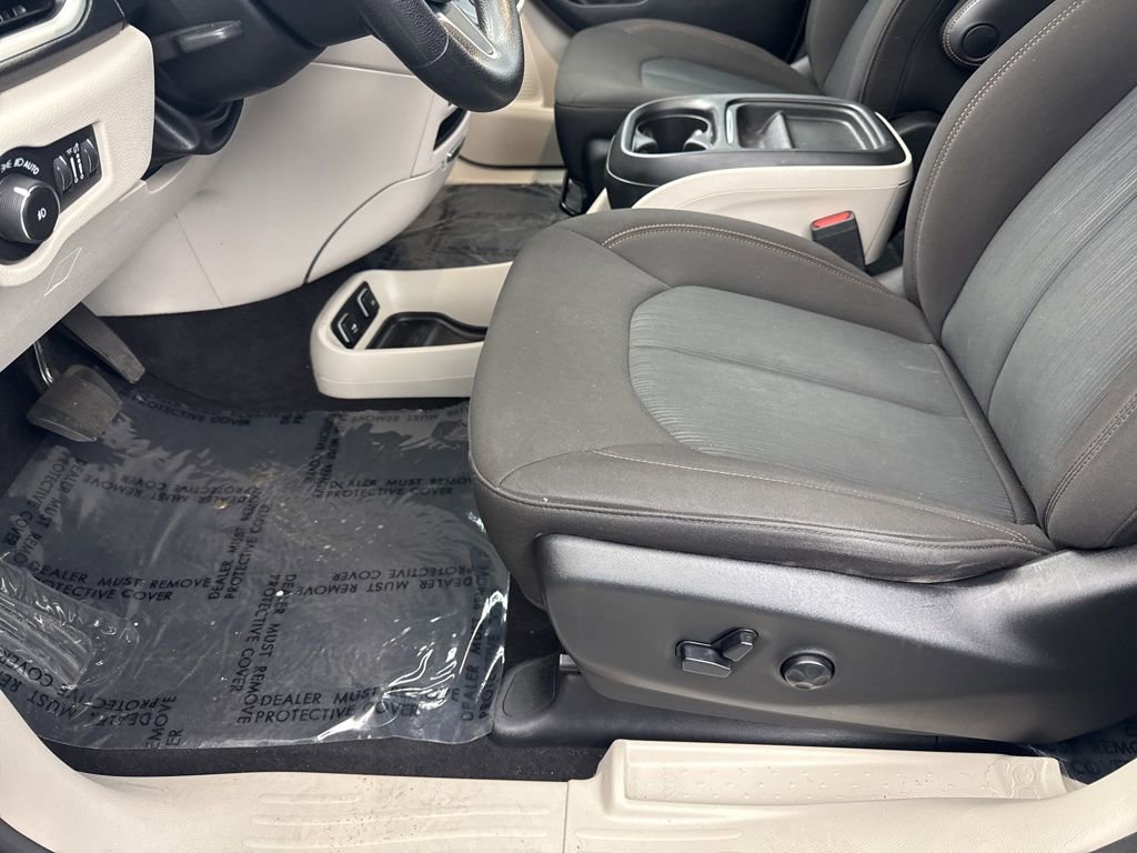 Used 2020 Chrysler Pacifica Touring image 34