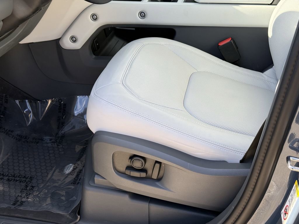 Used 2025 Land Rover Defender 110 X-Dynamic SE image 19