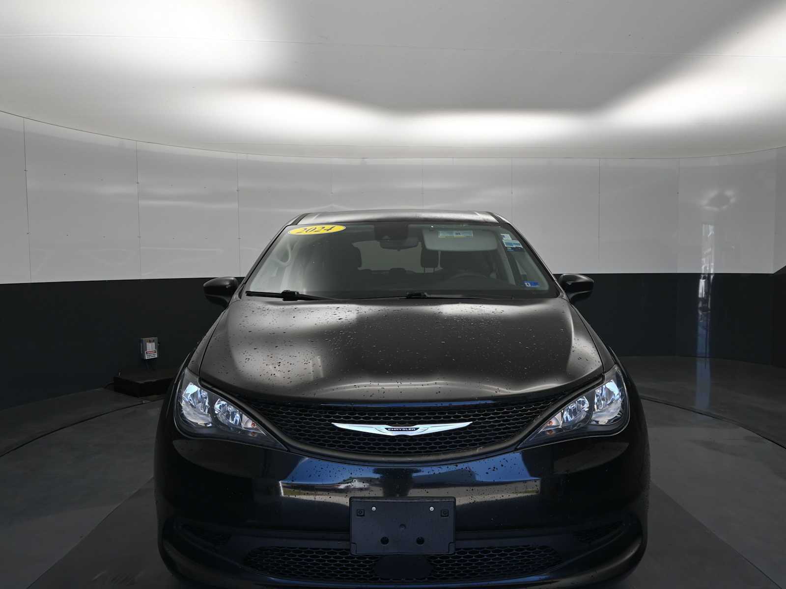 Used 2024 Chrysler Voyager LX FWD image 9