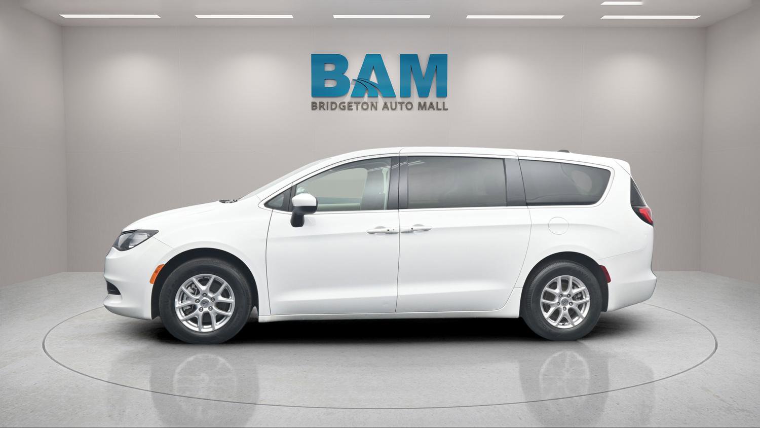 Used 2023 Chrysler Voyager LX image 3