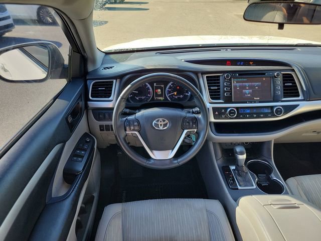 Used 2019 Toyota Highlander Plus AWD/4WD image 27