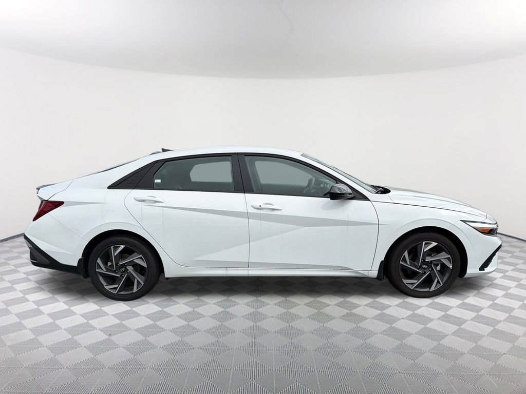 Used 2025 Hyundai Elantra SEL image 4