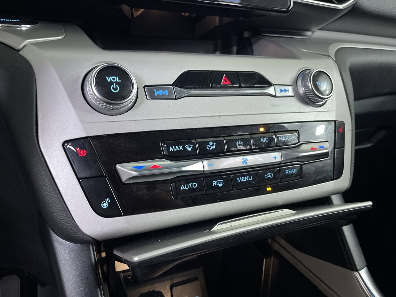 Used 2022 Ford Explorer XLT w/ Equipment Group 202A AWD/4WD image 18