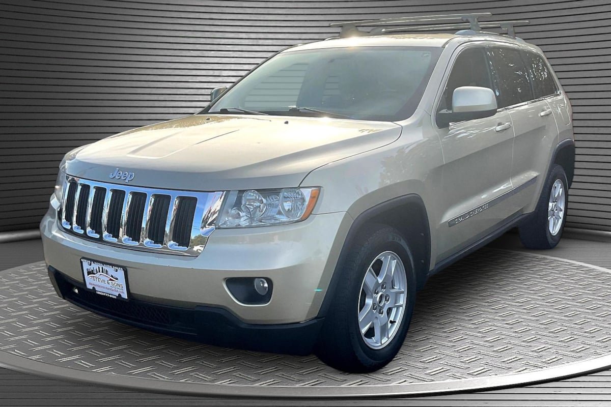 Used 2011 Jeep Grand Cherokee Laredo AWD/4WD image 3