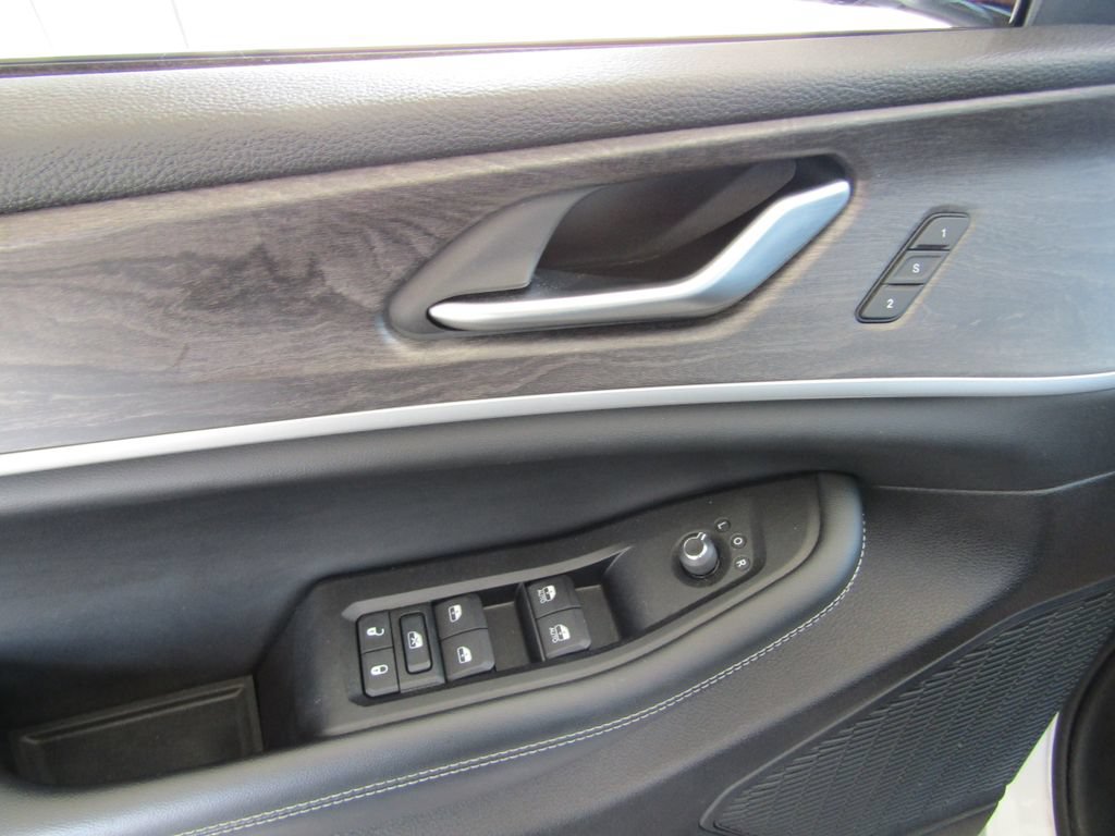 Used 2023 Jeep Grand Cherokee L Limited AWD/4WD image 25