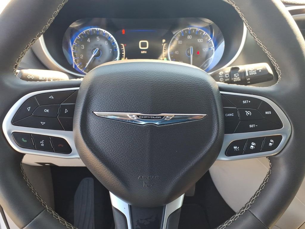 Used 2024 Chrysler Pacifica Touring-L image 5