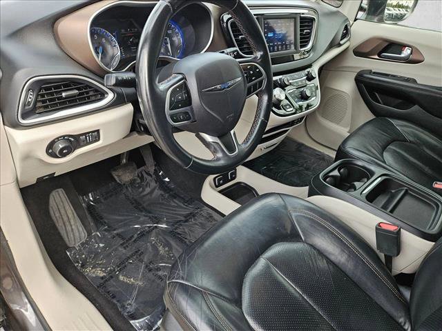 Used 2018 Chrysler Pacifica Touring-L image 9