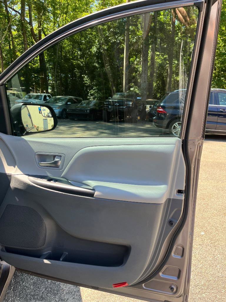 Used 2019 Toyota Sienna LE FWD image 31
