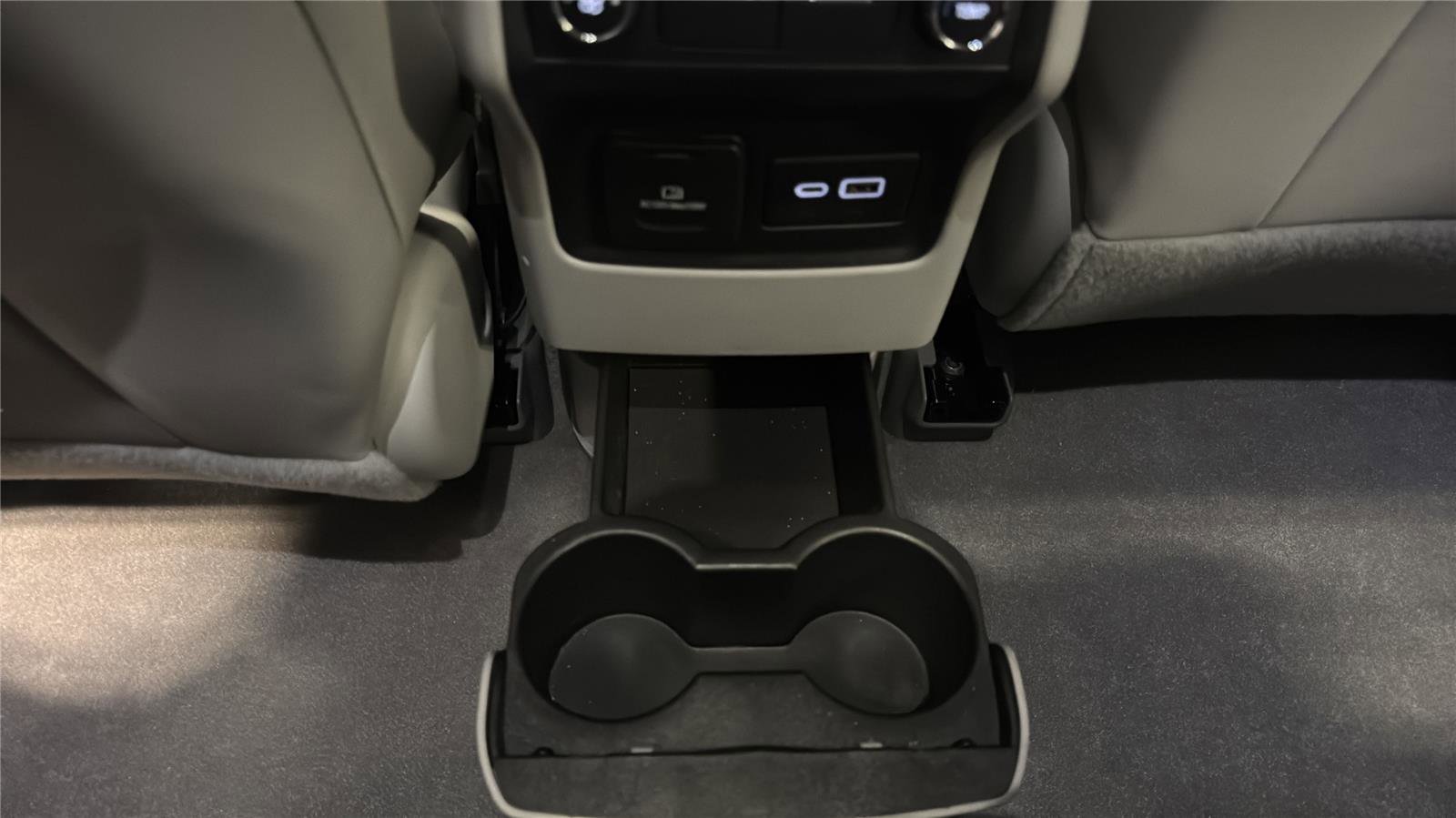 Used 2020 GMC Acadia SLT w/ Driver Alert Package II image 28
