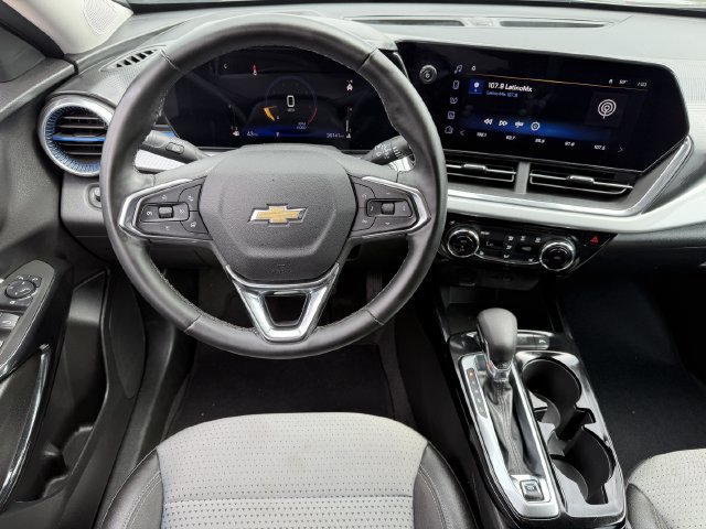 Used 2025 Chevrolet Trax LT w/ LT Convenience Package FWD image 11